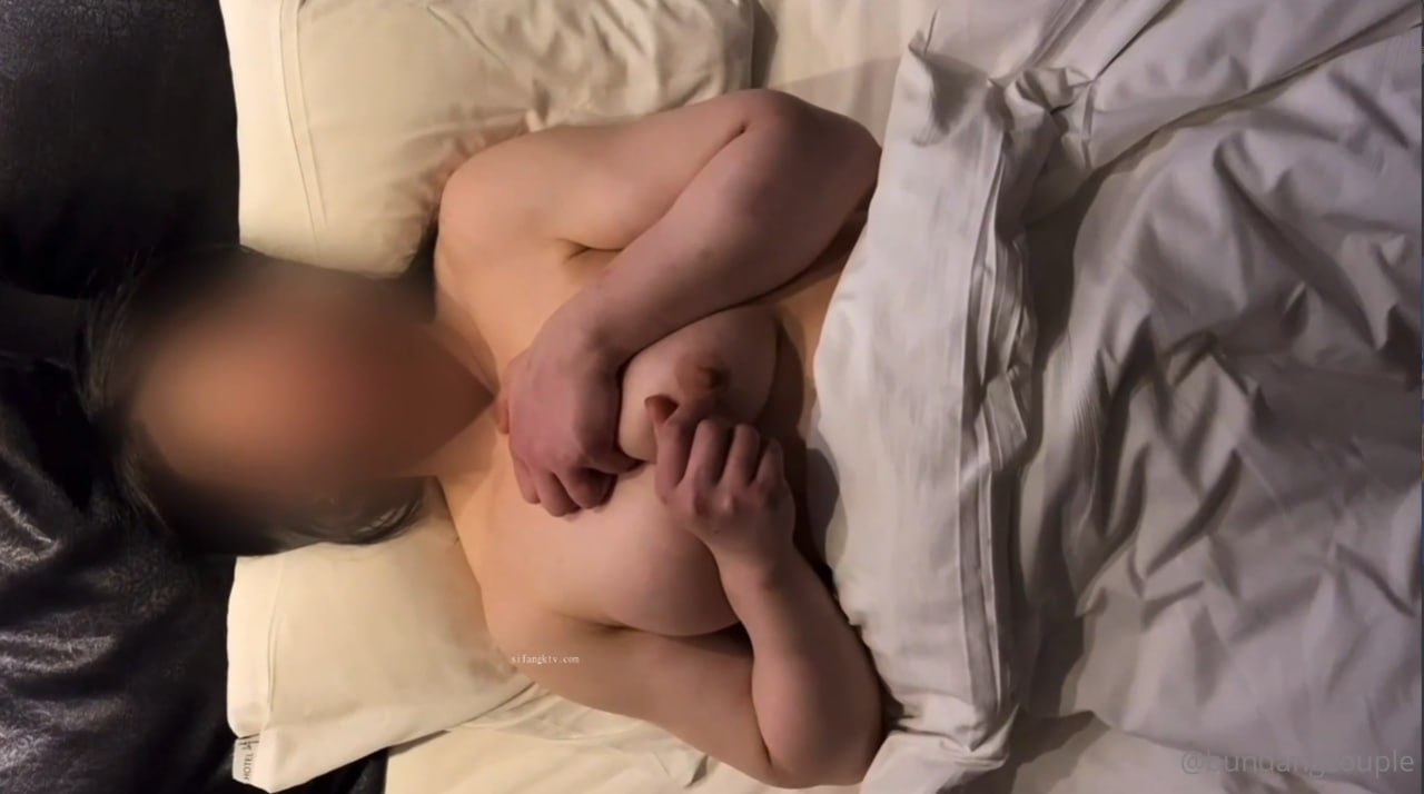 高颜值台湾巨乳骚母狗 无毛馒头穴插小怪兽玩的嗨